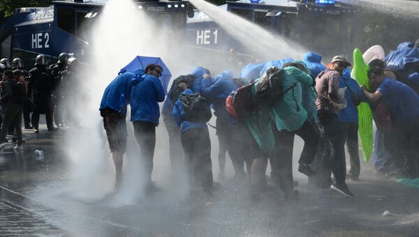 Полиция водометом разгоняет участников акции протеста против саммита G20 в Гамбурге Полиция водометом разгоняет участников акции протеста против саммита G20 в Гамбурге