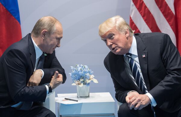 Президент РФ Владимир Путин и президент США Дональд Трамп во время беседы на полях саммита лидеров Группы двадцати G20 в Гамбурге. 7 июля 2017 Президент РФ Владимир Путин и президент США Дональд Трамп во время беседы на полях саммита лидеров Группы двадцати G20 в Гамбурге. 7 июля 2017