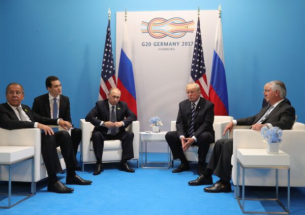 Президент РФ Владимир Путин и президент США Дональд Трамп во время беседы на полях саммита лидеров Группы двадцати G20 в Гамбурге Президент РФ Владимир Путин и президент США Дональд Трамп во время беседы на полях саммита лидеров Группы двадцати G20 в Гамбурге