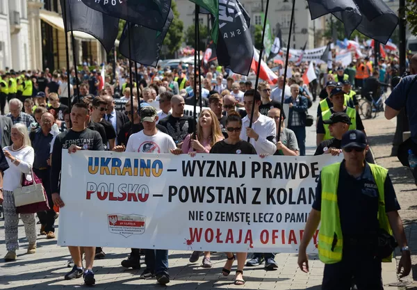 Участники во время акции памяти жертв Волынской резни в Варшаве. 9 июля 2017