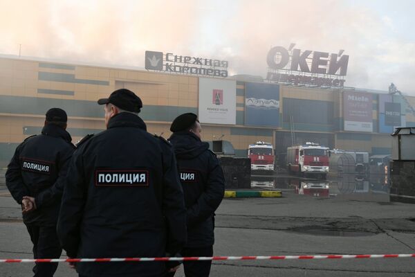 Сотрудники правоохранительных органов во время тушения пожара в здании торгового центра РИО на Дмитровском шоссе в Москве Сотрудники правоохранительных органов во время тушения пожара в здании торгового центра РИО на Дмитровском шоссе в Москве