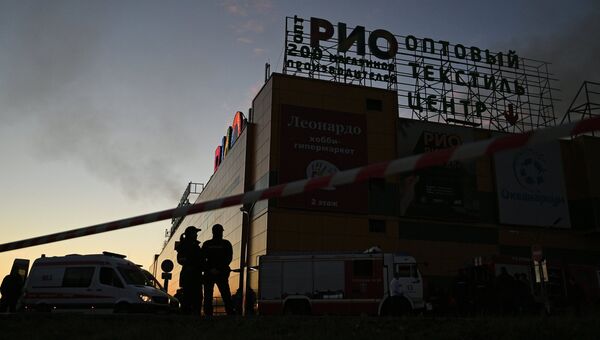 Сотрудники правоохранительных органов во время тушения пожара в здании торгового центра РИО на Дмитровском шоссе в Москве Сотрудники правоохранительных органов во время тушения пожара в здании торгового центра РИО на Дмитровском шоссе в Москве