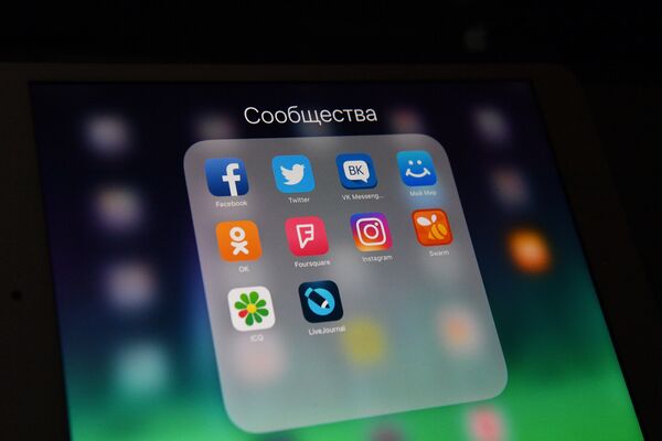 Иконки социальных сетей на экране смартфона Иконки социальных сетей на экране смартфона