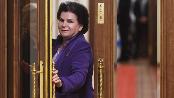 Депутат Государственной Думы РФ Валентина Терешкова перед началом первого заседания Государственной Думы РФ нового созыва Депутат Государственной Думы РФ Валентина Терешкова перед началом первого заседания Государственной Думы РФ нового созыва