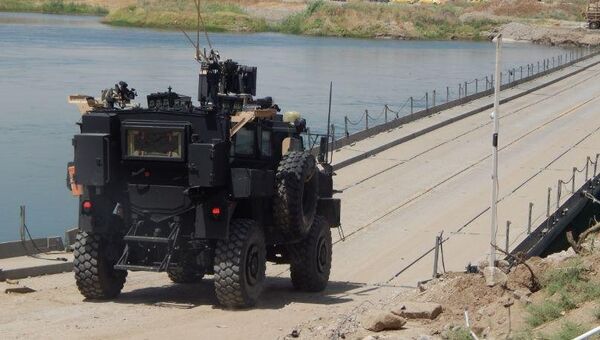 Автомобиль иракских военных в Мосуле. Архивное фото Автомобиль иракских военных в Мосуле. Архивное фото