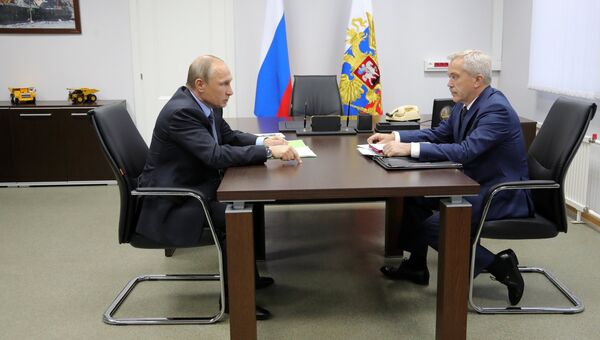 Президент РФ Владимир Путин во время встречи с губернатором Белгородской области Евгением Савченко. 14 июля 2017 Президент РФ Владимир Путин во время встречи с губернатором Белгородской области Евгением Савченко. 14 июля 2017