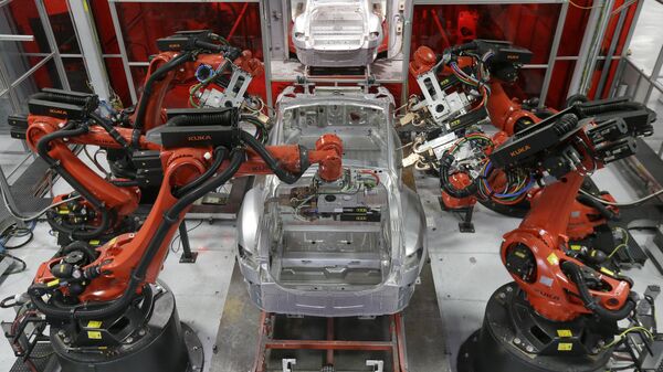 Сборка автомобилей Tesla роботами на заводе в Фремонте, Калифорния Сборка автомобилей Tesla роботами на заводе в Фремонте, Калифорния