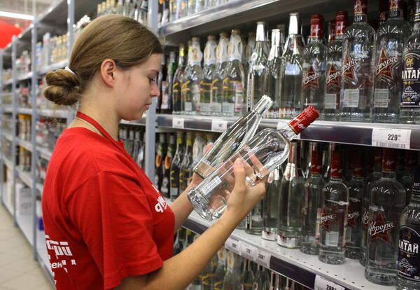 Работница супермаркета в алкогольном отделе Работница супермаркета в алкогольном отделе