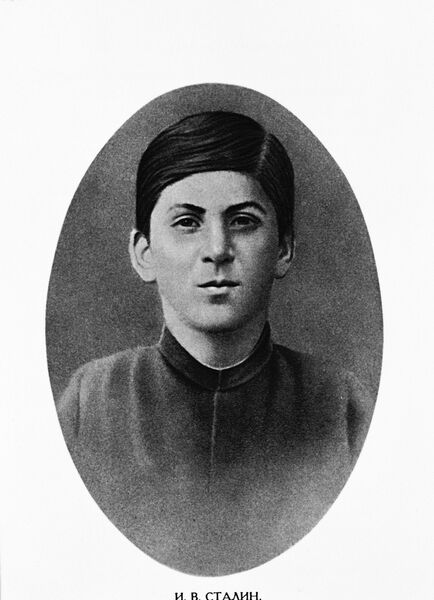 Иосиф Джугашвили в духовной семинарии. 1894 год Иосиф Джугашвили в духовной семинарии. 1894 год