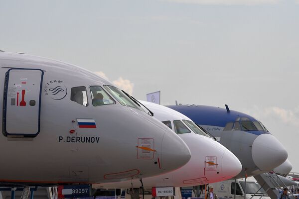 Ближнемагистральные пассажирские самолеты Sukhoi Superjet 100 и Ту-154М на Международном авиационно-космическом салоне МАКС-2017. 18 июля 2017 Ближнемагистральные пассажирские самолеты Sukhoi Superjet 100 и Ту-154М на Международном авиационно-космическом салоне МАКС-2017. 18 июля 2017