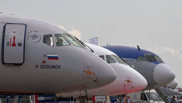 Ближнемагистральные пассажирские самолеты Sukhoi Superjet 100 и Ту-154М на Международном авиационно-космическом салоне МАКС-2017. 18 июля 2017 Ближнемагистральные пассажирские самолеты Sukhoi Superjet 100 и Ту-154М на Международном авиационно-космическом салоне МАКС-2017. 18 июля 2017
