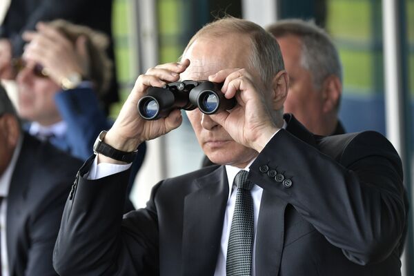 Президент РФ Владимир Путин наблюдает за демонстрационными полетами пилотажных групп во время посещения МАКС-2017 Президент РФ Владимир Путин наблюдает за демонстрационными полетами пилотажных групп во время посещения МАКС-2017