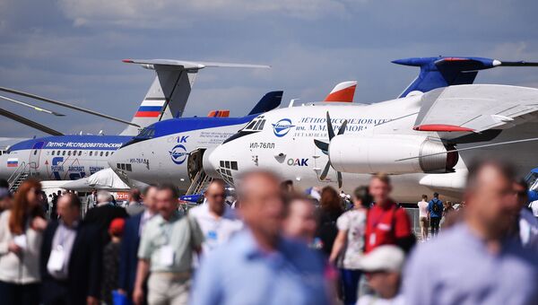 Посетители и самолеты ИЛ-76 на Международном авиационно-космическом салоне МАКС-2017 в Жуковском. Архивное фото Посетители и самолеты ИЛ-76 на Международном авиационно-космическом салоне МАКС-2017 в Жуковском. Архивное фото