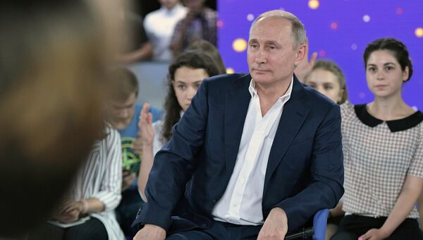 Владимир Путин во время Недетского разговора в образовательном центре для одаренных детей Сириус в Сочи. 21 июля 2017 Владимир Путин во время Недетского разговора в образовательном центре для одаренных детей Сириус в Сочи. 21 июля 2017