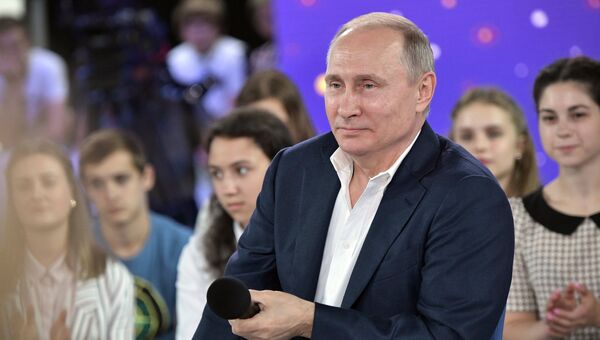 Владимир Путин во время Недетского разговора в образовательном центре для одаренных детей Сириус в Сочи. 21 июля 2017 Владимир Путин во время Недетского разговора в образовательном центре для одаренных детей Сириус в Сочи. 21 июля 2017