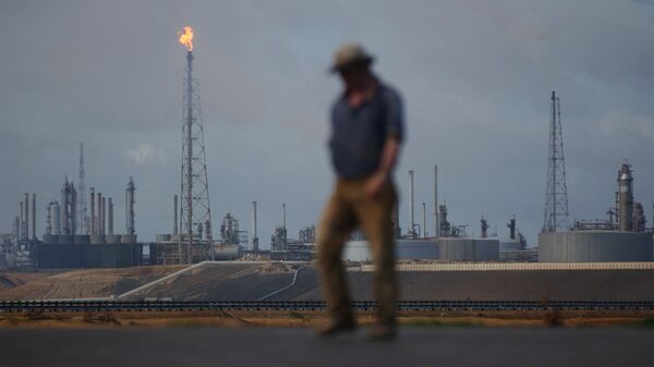 Нефтеперерабатывающий комплекс Амуай в Пунто Фиджо, принадлежащий венесуэльской государственной нефтяной компании PDVSA Нефтеперерабатывающий комплекс Амуай в Пунто Фиджо, принадлежащий венесуэльской государственной нефтяной компании PDVSA