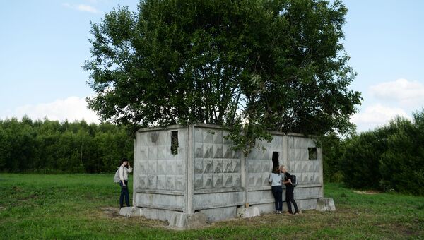 Посетители у арт-объекта на фестивале ландшафтных объектов Архстояние в деревне Никола-Ленивец в Калужской области. 22 июля 2017 Посетители у арт-объекта на фестивале ландшафтных объектов Архстояние в деревне Никола-Ленивец в Калужской области. 22 июля 2017