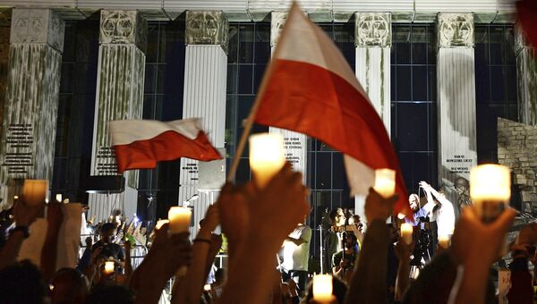 Свечи в руках антиправительственных демонстрантов напротив здания Верховного суда в Варшаве, Польша. 22 июля 2017 Свечи в руках антиправительственных демонстрантов напротив здания Верховного суда в Варшаве, Польша. 22 июля 2017