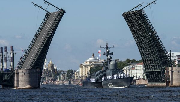Ракетный катер Чувашия во время репетиции парада, посвященного Дню Военно-Морского Флота (ВМФ), в Санкт-Петербурге Ракетный катер Чувашия во время репетиции парада, посвященного Дню Военно-Морского Флота (ВМФ), в Санкт-Петербурге