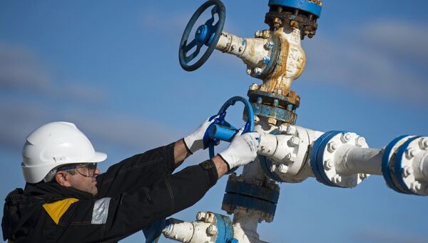 Рабочий на нефтяном месторождении Рабочий на нефтяном месторождении
