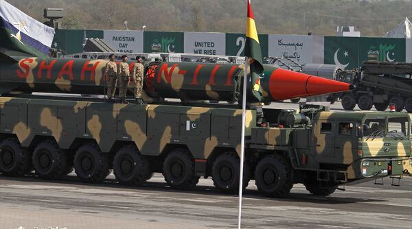 Пакистанская ракета Shaheen-III, способная нести ядерные боеголовки, во время военного парада в Исламабаде Пакистанская ракета Shaheen-III, способная нести ядерные боеголовки, во время военного парада в Исламабаде