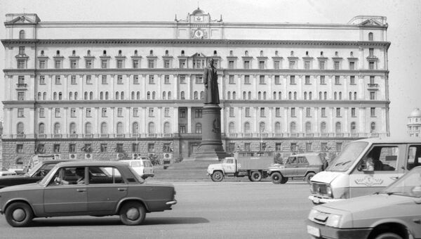 Памятник Ф. Э. Дзержинскому у здания КГБ СССР Памятник Ф. Э. Дзержинскому у здания КГБ СССР