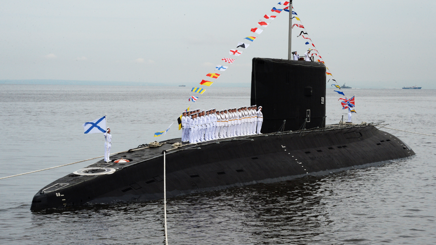 Дизельная подводная лодка класса Варшавянка во время парада кораблей, посвященного Дню Военно-морского флота России, во Владивостоке. 30 июля 2017 Дизельная подводная лодка класса Варшавянка во время парада кораблей, посвященного Дню Военно-морского флота России, во Владивостоке. 30 июля 2017