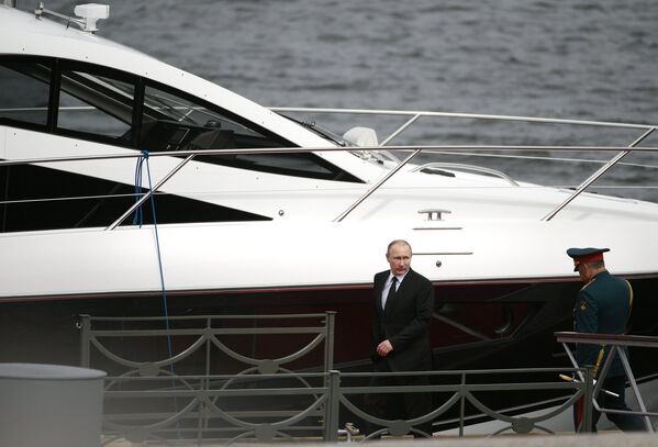 Верховный главнокомандующий РФ Владимир Путин на Адмиралтейской набережной Санкт-Петербурге перед началом парада по случаю Дня Военно-морского флота РФ. 30 июля 2017 Верховный главнокомандующий РФ Владимир Путин на Адмиралтейской набережной Санкт-Петербурге перед началом парада по случаю Дня Военно-морского флота РФ. 30 июля 2017