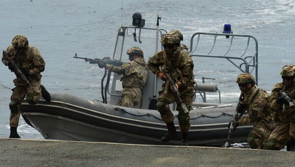 Высадка бойцов морского спецназа во время парада кораблей и военно-спортивного праздника по случаю празднования Дня Военно-морского флота России во Владивостоке. 30 июля 2017 Высадка бойцов морского спецназа во время парада кораблей и военно-спортивного праздника по случаю празднования Дня Военно-морского флота России во Владивостоке. 30 июля 2017