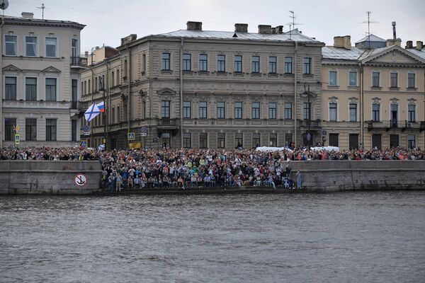 Жители и гости Санкт-Петербурга во время главного военно-морского парада в честь Дня Военно-морского флота России. 30 июля 2017 Жители и гости Санкт-Петербурга во время главного военно-морского парада в честь Дня Военно-морского флота России. 30 июля 2017