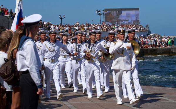 Военнослужащие во время военно-морского парада в честь празднования Дня Военно-морского флота России в Севастополе. 30 июля 2017 Военнослужащие во время военно-морского парада в честь празднования Дня Военно-морского флота России в Севастополе. 30 июля 2017