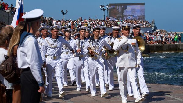 Военнослужащие во время военно-морского парада в честь празднования Дня Военно-морского флота России в Севастополе. 30 июля 2017 Военнослужащие во время военно-морского парада в честь празднования Дня Военно-морского флота России в Севастополе. 30 июля 2017