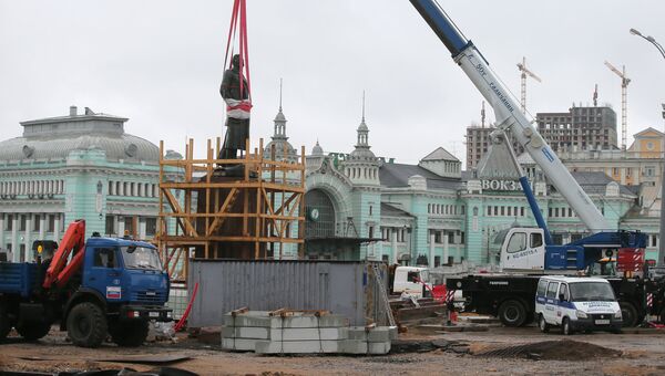 Памятник Максиму Горькому перевезли из Музеона на площадь Тверская Застава Памятник Максиму Горькому перевезли из Музеона на площадь Тверская Застава