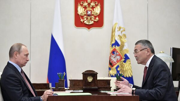 Президент РФ Владимир Путин и глава Калмыкии Алексей Орлов. 31 июля 2017 Президент РФ Владимир Путин и глава Калмыкии Алексей Орлов. 31 июля 2017