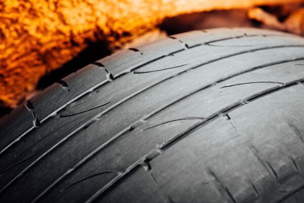 Старая автомобильная покрышка Старая автомобильная покрышка