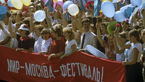 Во время митинга Молодежь и студенты за мир, предотвращение ядерной войны и разоружение. XII Всемирный фестиваль молодежи и студентов. 28 июля 1985 Во время митинга Молодежь и студенты за мир, предотвращение ядерной войны и разоружение. XII Всемирный фестиваль молодежи и студентов. 28 июля 1985