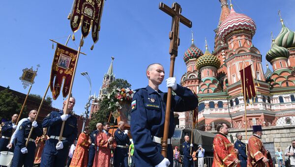 Военнослужащие во время крестного хода на Красной площади в Москве в честь празднования Дня Воздушно-десантных войск Военнослужащие во время крестного хода на Красной площади в Москве в честь празднования Дня Воздушно-десантных войск