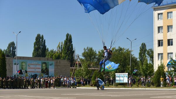 Десантник приземляется на парашюте во время праздника дня ВДВ в Ставропольском крае Десантник приземляется на парашюте во время праздника дня ВДВ в Ставропольском крае