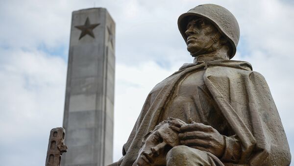 Скульптурная композиция на кладбище советских воинов в Польше. Архивное фото Скульптурная композиция на кладбище советских воинов в Польше. Архивное фото