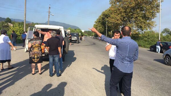 Эвакуация людей в районе взрыва в селе Приморское, Абхазия. 2 августа 2017 Эвакуация людей в районе взрыва в селе Приморское, Абхазия. 2 августа 2017