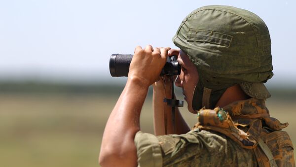 Военнослужащий во время конкурса по полевой выучке среди подразделений специального назначения Зеленая тропа. Архивное фото Военнослужащий во время конкурса по полевой выучке среди подразделений специального назначения Зеленая тропа. Архивное фото