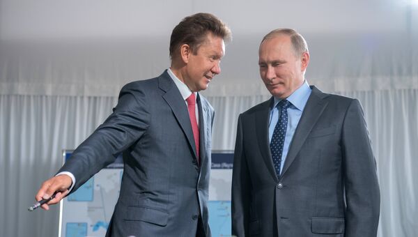 Председатель правления ПАО Газпром Алексей Миллер и президент РФ Владимир Путин осматривают макет магистрального газопровода Сила Сибири во время посещения строительной площадки Амурского ГПЗ. 3 августа 2017 Председатель правления ПАО Газпром Алексей Миллер и президент РФ Владимир Путин осматривают макет магистрального газопровода Сила Сибири во время посещения строительной площадки Амурского ГПЗ. 3 августа 2017