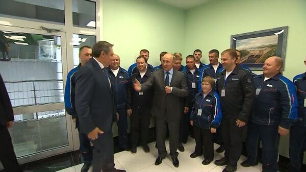 Путин осмотрел Нижне-Бурейскую ГЭС и сфотографировался с ее сотрудниками Путин осмотрел Нижне-Бурейскую ГЭС и сфотографировался с ее сотрудниками