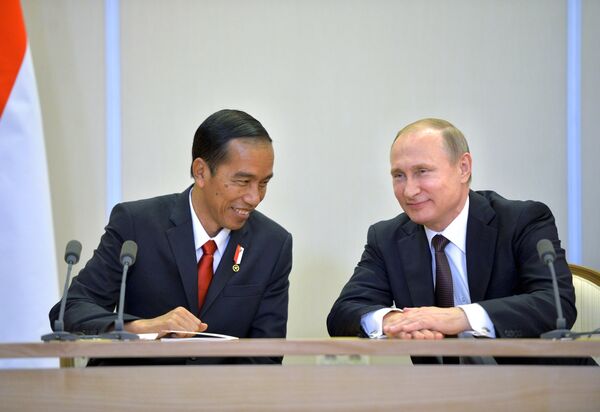 Президент Российской Федерации Владимир Путин и президент Республики Индонезии Джоко Видодо в резиденции Бочаров ручей в Сочи Президент Российской Федерации Владимир Путин и президент Республики Индонезии Джоко Видодо в резиденции Бочаров ручей в Сочи