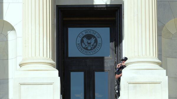 Табличка на здании Палаты представителей США в Вашингтоне. Архивное фото Табличка на здании Палаты представителей США в Вашингтоне. Архивное фото