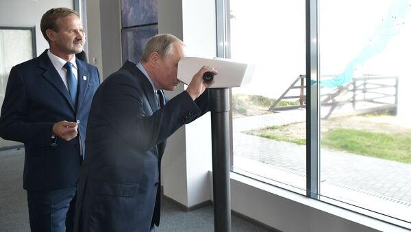 Президент РФ Владимир Путин знакомится с работой визит-центра Байкал заповедный на берегу озера Байкал Президент РФ Владимир Путин знакомится с работой визит-центра Байкал заповедный на берегу озера Байкал
