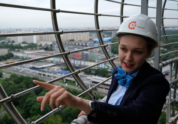 Девушка на открытой смотровой площадке на Останкинской телебашне. 4 августа 2017 Девушка на открытой смотровой площадке на Останкинской телебашне. 4 августа 2017