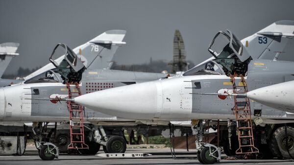 Российские фронтовые бомбардировщики Су-24 на авиабазе Хмеймим в сирийской провинции Латакия Российские фронтовые бомбардировщики Су-24 на авиабазе Хмеймим в сирийской провинции Латакия