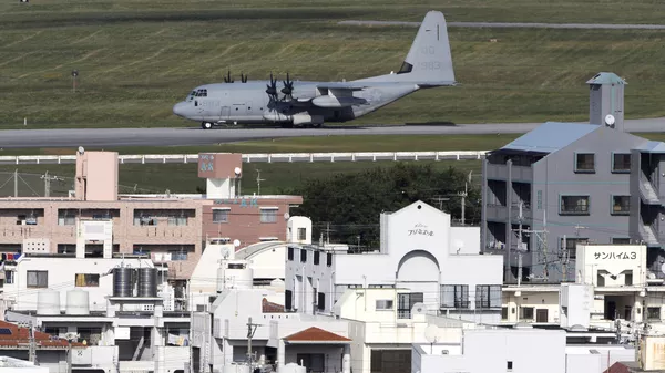 Военный грузовой самолет США на острове Окинава, Япония