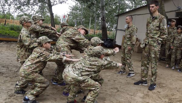 Дети в военизированном детском лагере на Украине Дети в военизированном детском лагере на Украине